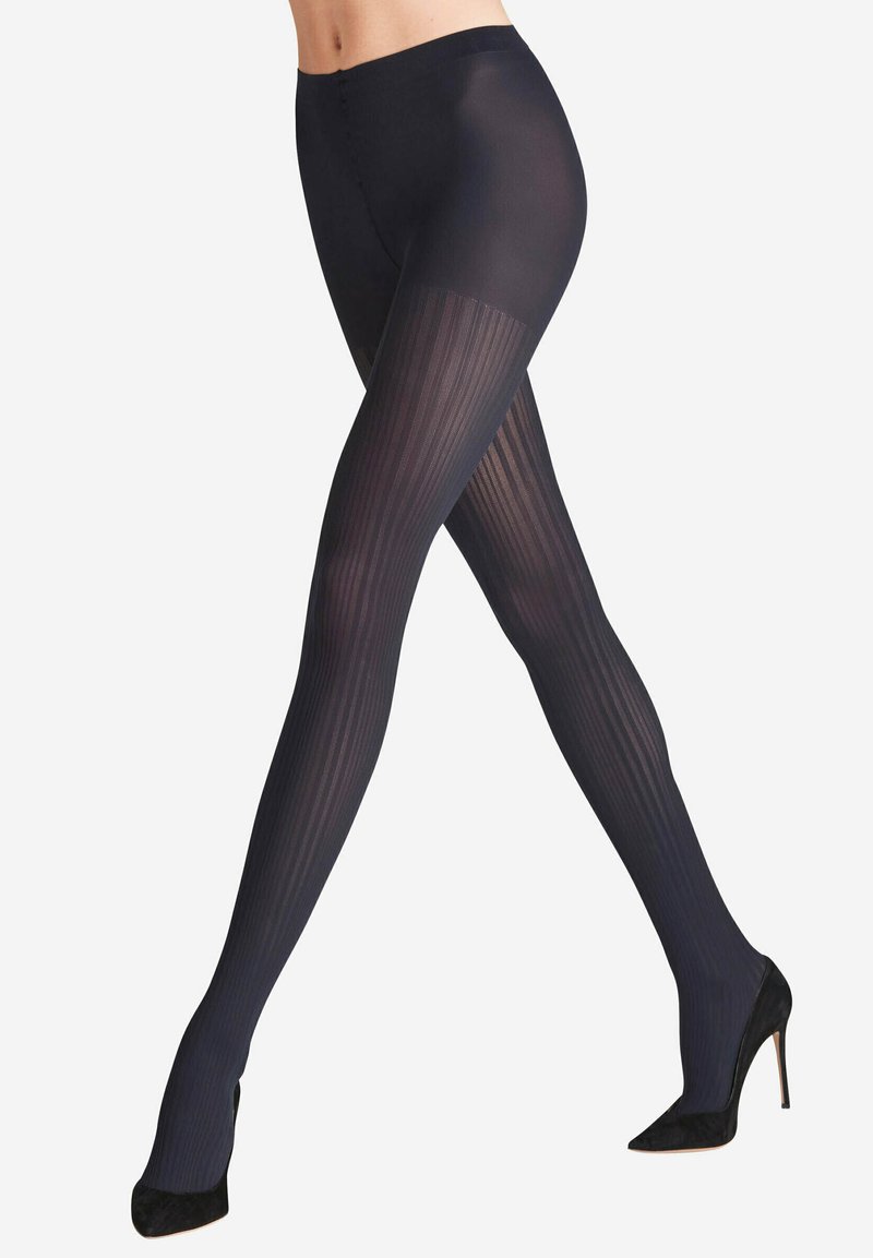 Schwarze gerippte Strumpfhosen mit transparenter Textur, die vertikale Streifen, einen hohen Bund und schwarze High Heels aufweisen.