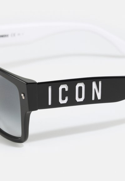 Čierne slnečné okuliare so štvorcovým rámom, šedými sklami a lesklým povrchom. Biele písmeno "ICON" zvýraznené na strane čierneho ramena.
