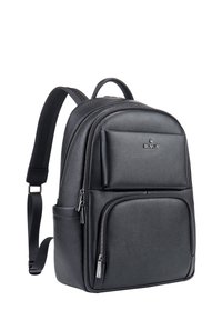 Zwarte leren rugzak met een gestructureerde afwerking, ronde vorm, twee ritscompartimenten, verstelbare schouderbanden en merkemblemen.