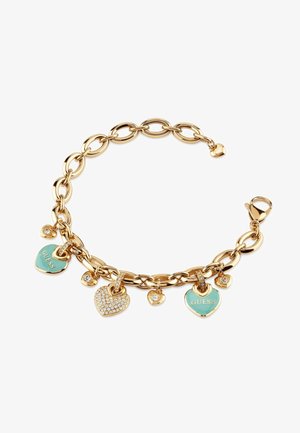 Bracciale in oro con ciondoli a forma di cuore, due cuori in smalto turchese con la scritta "Guess", un cuore con strass e piccoli accenti dorati.