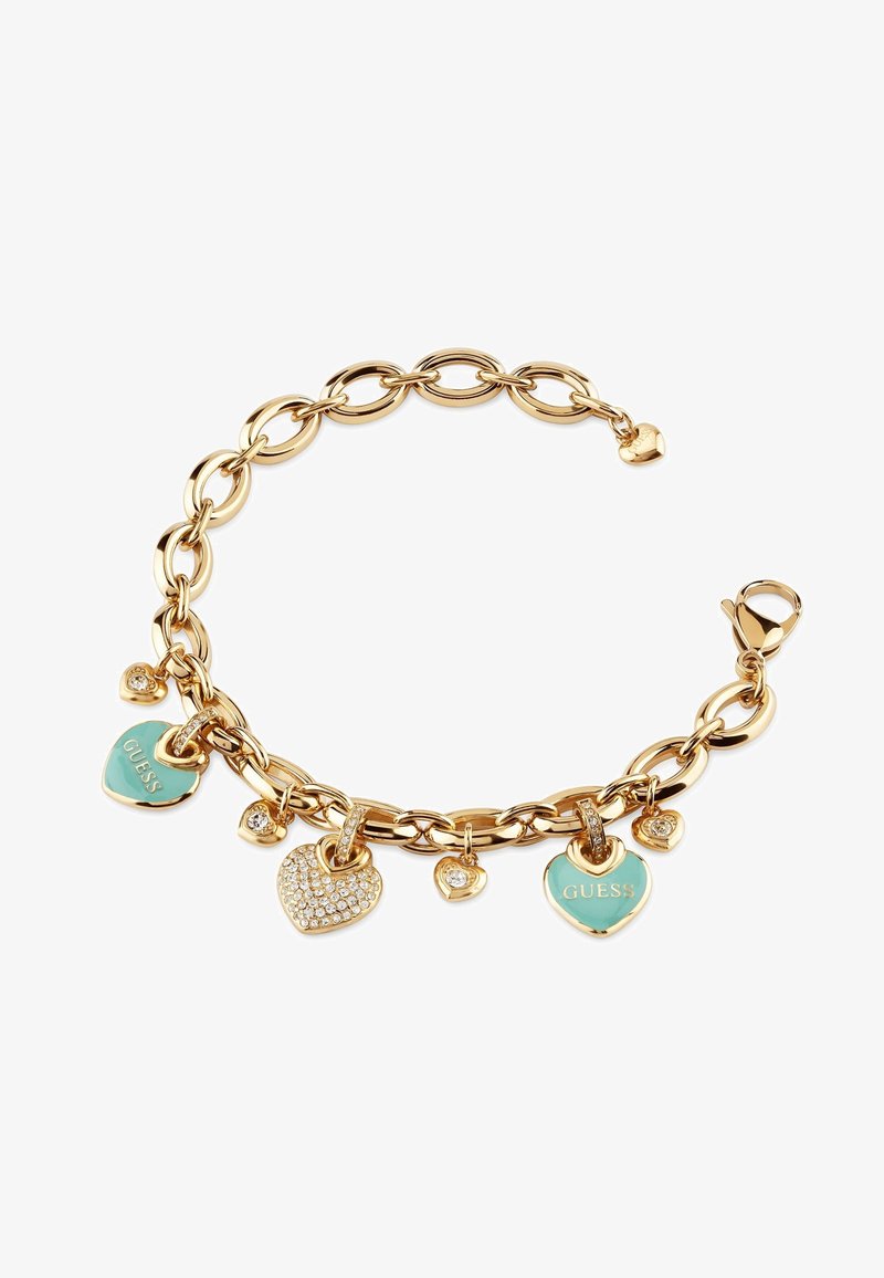 Goldene Kettenarmband mit Herzanhängern, zwei türkisfarbene Emaille-Herzen mit "Guess", einem Herzen mit Strasssteinen und kleinen goldenen Akzenten.