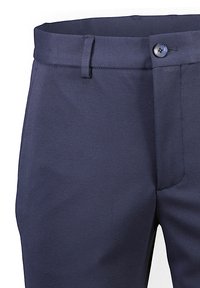 Pantalon bleu marine avec une texture lisse, doté d'une fermeture à bouton sur le devant, de passants de ceinture et d'une coupe cintrée. Aucun motif ou accent visible.