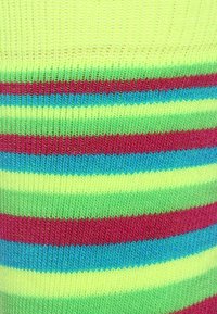 Bunte gestreifte Socken mit Bändern in Neon-Gelb, Grün, Blau und Rot. Die Textur ist gerippt und dehnbar, geeignet für den Freizeitgebrauch.