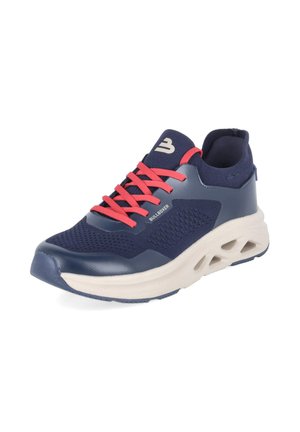 Marineblauer Sportschuh mit roten Schnürsenkeln, atmungsaktivem Mesh-Obermaterial, dicker weißer Sohle mit ausgeschnittenem Design und "BULLBOXER"-Logo an der Seite.