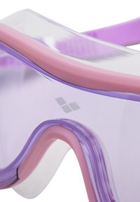 Skibril met een heldere lens, paarse en roze rubberaccenten en een ergonomisch ontwerp. Heeft subtiele branding aan de zijkant.