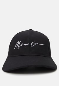 Boné de basebol preto com uma coroa arredondada, apresentando texto em cursivo bordado em branco na parte frontal. Feito de um tecido suave com uma aba rígida.