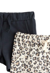 To sæt shorts: ét i ensfarvet sort og det andet i cremet med leopardprint. Begge har elastisk liv og sidelommer.