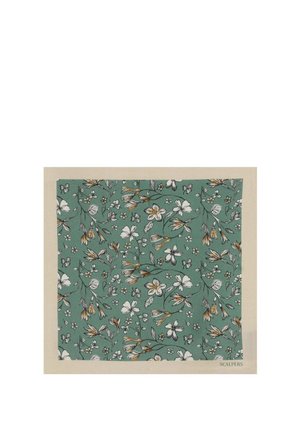 Pañuelo cuadrado verde con patrón floral blanco y amarillo y borde beige, logotipo de "Scalpers" en la esquina inferior derecha.