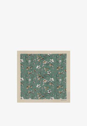 Pañuelo cuadrado verde con patrón floral blanco y amarillo y borde beige, logotipo de "Scalpers" en la esquina inferior derecha.