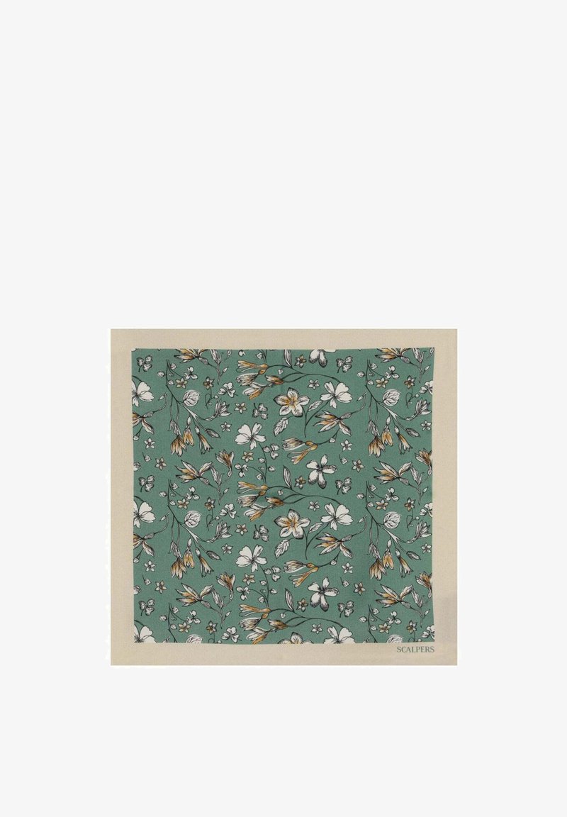 Pañuelo cuadrado verde con patrón floral blanco y amarillo y borde beige, logotipo de "Scalpers" en la esquina inferior derecha.