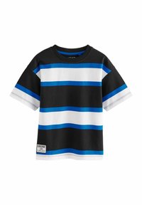 Svart T-shirt med horisontella ränder i blått och vitt. Har rund halsringning, korta ärmar och en etikett med text på den nedre vänstra sidan.
