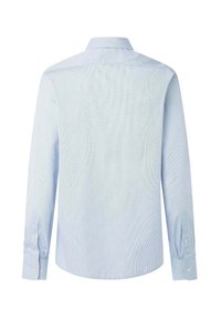 Camisa de botones de manga larga de color azul claro con un patrón de rayas sutil, cuello estándar y acentos de botones blancos en los puños.