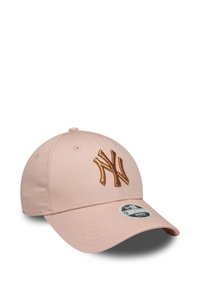 Rosa Baseballkappe mit gebogenem Schirm und einem braunen, gestickten "NY"-Logo an der Vorderseite. Sie verfügt über einen strukturierten Stoff und einen verstellbaren Riemen.