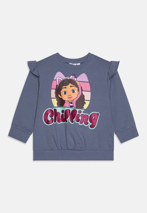 Kinder langärmliges blaues Sweatshirt mit Rüschenschultern, mit einem Cartoon-Mädchen mit Katzenohren und dem Schriftzug „Chilling“ in glitzernden pinken Buchstaben.
