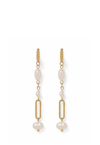 Goldfarbene Ohrhänger mit runden und ovalen weißen Perlen, verbunden mit ovalen Metallakzenten, die ein gestuftes Design zeigen.