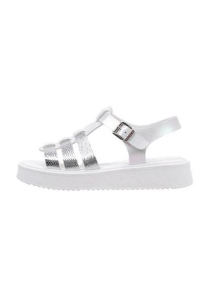 Sandalias de plataforma blancas con correas plateadas metálicas, que cuentan con un acabado texturizado y hebilla ajustable en el tobillo. Suela plana y estriada para mayor agarre.