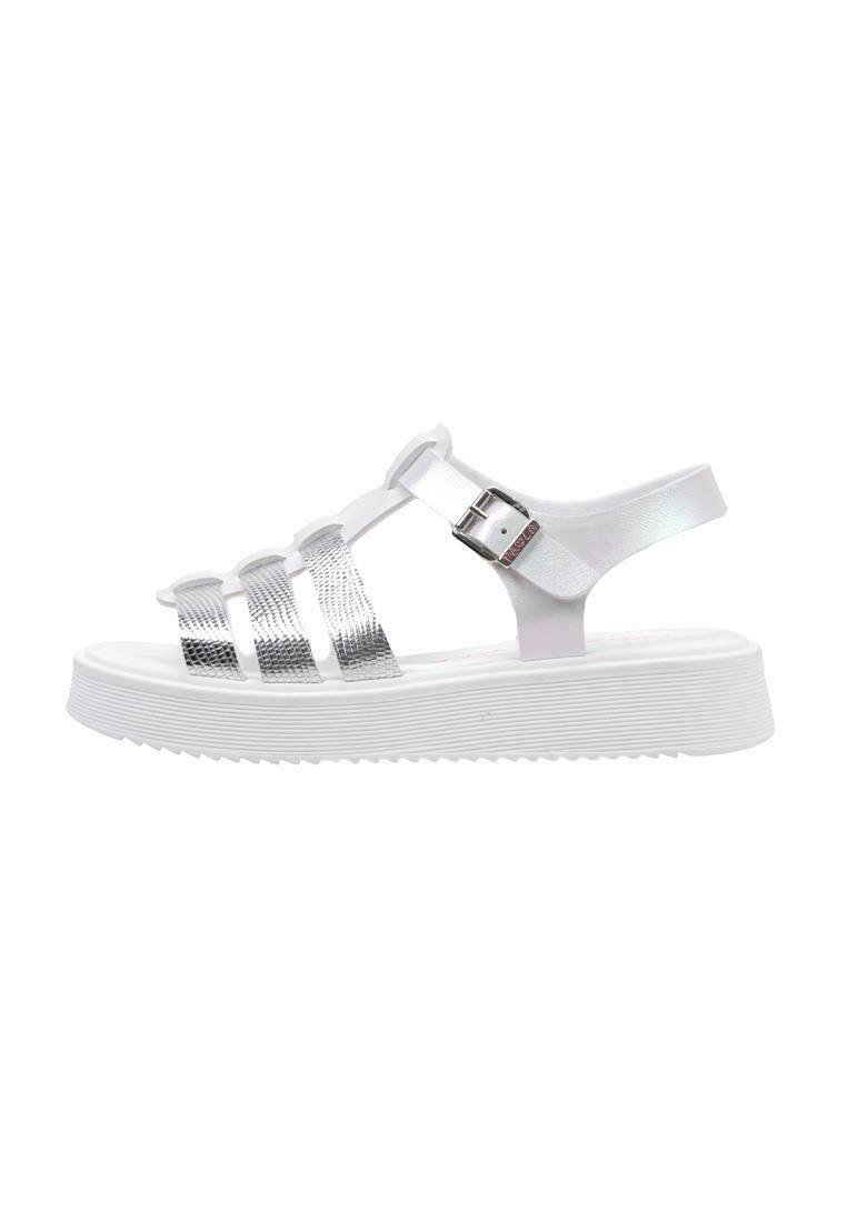 Sandalias de plataforma blancas con correas plateadas metálicas, que cuentan con un acabado texturizado y hebilla ajustable en el tobillo. Suela plana y estriada para mayor agarre.