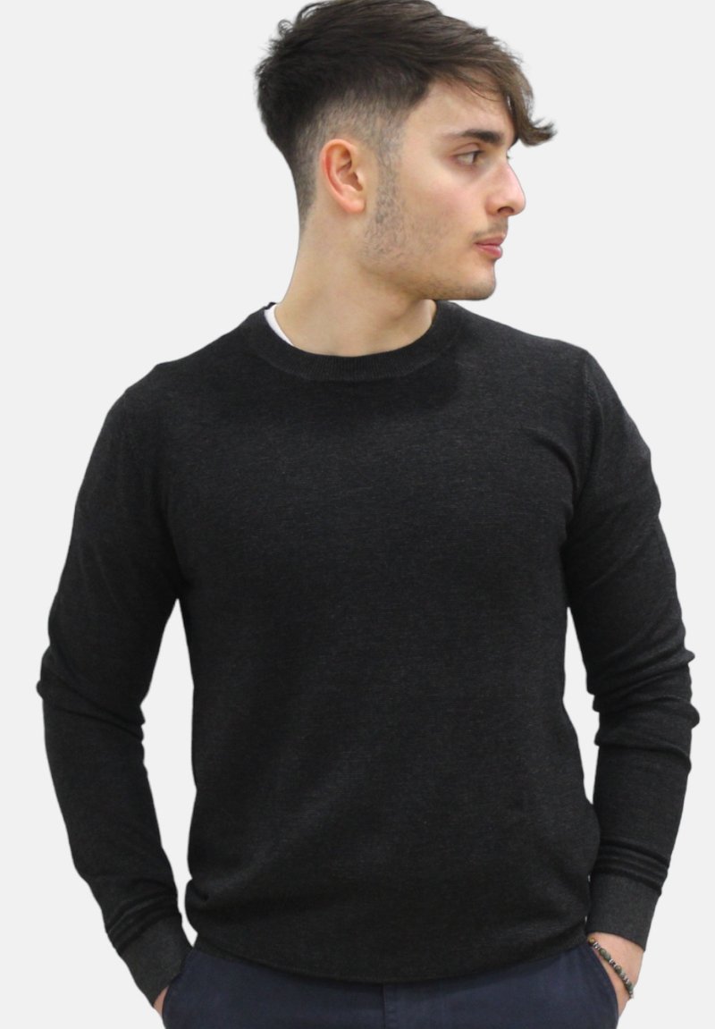 Zwarte trui gemaakt van gladde, gestructureerde stof. Ronde hals en lange mouwen met ribgebreide manchetten. Slank figuur zonder patronen.