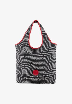 Opakovaně použitelná nákupní taška z černé tkaniny s opakujícím se bílým logem "JOOP! JEANS". Červený lem a kulatý červený akcent loga na přední straně.