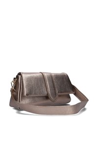 Metalen bronzen handtas met een gestructureerd oppervlak, rechthoekige vorm, klepsluiting en een verstelbare schouderband. Voorzien van goudkleurige hardware.