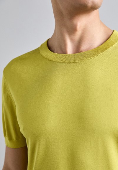 Tricou cu mânecă scurtă, guler rotund, de culoare galben aprins. Textură netedă, cu un design ajustat și cusături subtile în jurul gulerului.