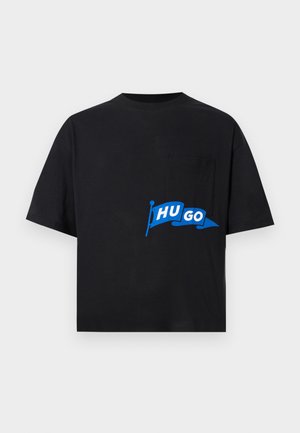 T-shirt noir à manches courtes avec une petite poche poitrine et un graphisme de drapeau bleu avec l'inscription « HUGO » à l'avant.