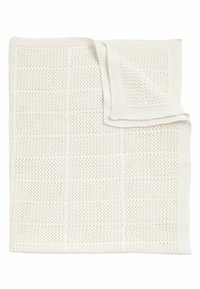 Bílý pletený přehoz s texturovaným mřížkovým vzorem. Měkký, prodyšný materiál s jemným leskem a upravenými okraji.