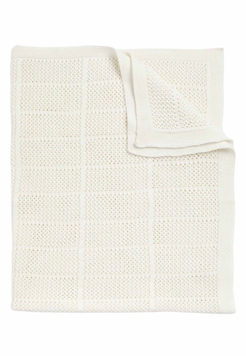 Bílý pletený přehoz s texturovaným mřížkovým vzorem. Měkký, prodyšný materiál s jemným leskem a upravenými okraji.