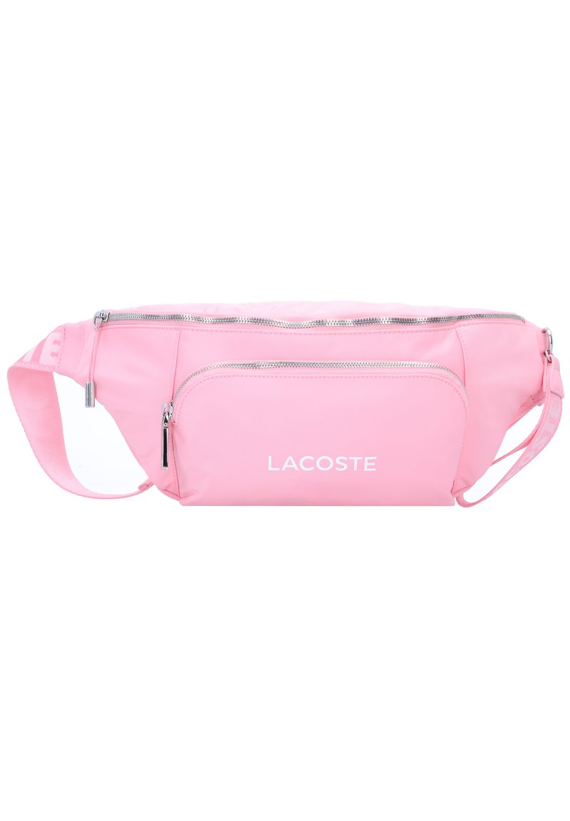 Riñonera de nylon rosa con dos compartimentos con cremallera, que cuenta con una correa y un logo en blanco de "LACOSTE" en la parte frontal. Textura suave y diseño deportivo.