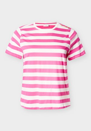 Camiseta de algodón de manga corta con rayas horizontales rosas y blancas y tres botones dorados en el hombro izquierdo.