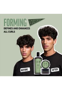 Homme aux cheveux bouclés montré avant et après l'utilisation des produits American Crew Forming, mettant en avant des boucles améliorées et définies.