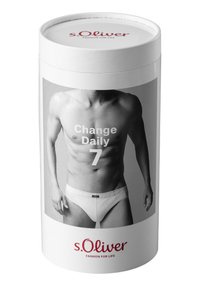Weiße zylindrische Verpackung für s.Oliver Unterwäsche mit einem schwarz-weißen Bild eines shirtlosen männlichen Models, das weiße Slips trägt. Der Text lautet "Wechsel täglich 7."