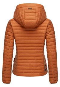 Oranžová prošívaná bunda s kapucí, s horizontálním prošívaným vzorem a žebrovanými manžetami. Obsahuje akcenty s logem na bocích.