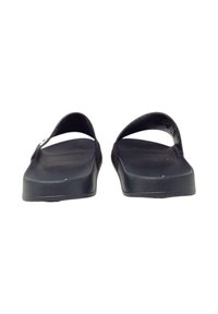 Infradito in gomma nera con suola piatta, dotate di due ampia cinghie e una texture liscia, progettate per il comfort e l'uso casual.