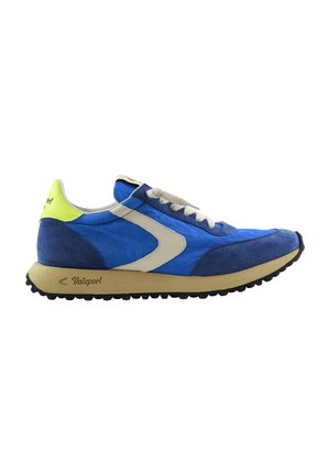 Scarpa da corsa blu e blu navy con suola beige, lacci bianchi, striscia laterale bianca e accento sul tallone giallo brillante, vista di lato.