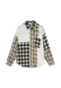 Camisa de botones con patrones de telas mixtas: sección texturizada en crema, cuadro en negro y crema, y acentos en marrón. Mangas largas y un bolsillo en el pecho.