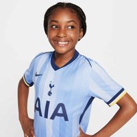 Himmelblaues Fußballtrikot mit vertikalen Streifen, einem dunkelblauen Kragen und gelben Akzenten. Zeigt ein großes "AIA"-Logo und ein Vereinswappen.