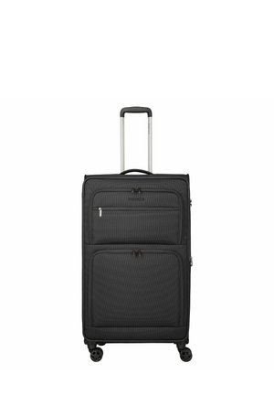 Valise souple noire avec poignée télescopique, deux poches avant zippées et quatre roulettes pivotantes sur fond blanc.