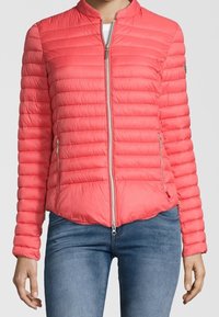 Lekka, koralowa kurtka puchowa z poziomym wzorem przeszyć, stojącym kołnierzem, pełnym zamkiem błyskawicznym i dwiema bocznymi kieszeniami.