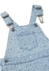 Světle modré denímové kraťasy s květinovým vzorem, nastavitelné ramínka, kovové spony a přední kapsa. Textura se zdá hladká s vybledlým povrchem.