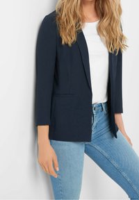 Marineblazer aus glattem Stoff mit taillierter Passform, mit einem Ein-Knopf-Verschluss, zwei Fronttaschen und langen Ärmeln.