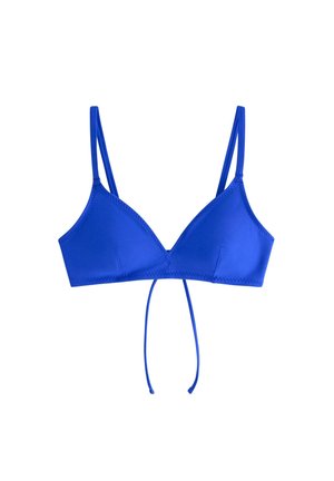 Blauwe driehoekige bikinitop met dunne verstelbare schouderbandjes en een strikdetail aan de voorkant op een witte achtergrond.