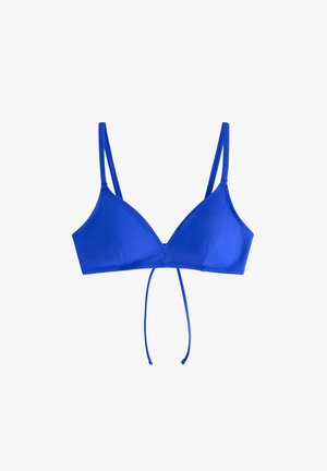 Blauwe driehoekige bikinitop met dunne verstelbare schouderbandjes en een strikdetail aan de voorkant op een witte achtergrond.