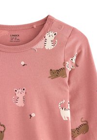 Vêtement à manches longues rose clair avec des chats joueurs imprimés dans des couleurs variées, doté de boutons-pression à l'épaule. Texture douce et côtelée.
