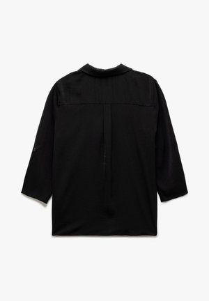 Camisa negra con cuello, mangas tres cuartos y un plisado en la parte posterior. Hecha de una tela ligera con una textura suave.