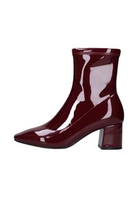 Stivaletto alla caviglia bordeaux in vernice con punta affilata e tacco a blocco. Presenta una finitura lucida elegante e dettagli in elastico sul polsino.
