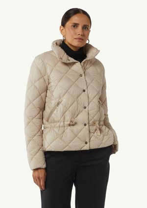 Beige gewatteerde pufferjack met een hoge kraag, ritszakken, knopen en verstelbare trekkoorden in de taille. Gladde textuur.