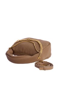 Bolso de mano marrón texturizado con un detalle de cadena dorada y una correa de cuero ajustable colocada a su lado sobre un fondo blanco.
