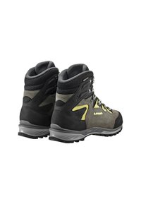 Schwarze und graue Wanderschuhe mit einem Obermaterial aus Wildleder und Mesh, gelben Akzenten, hoher Knöchelunterstützung und einem robusten Sohlenprofil für Traktion.
