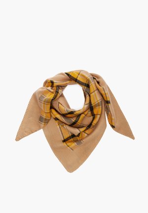 Miękki beżowy szalik w żółto-czarną kratę, złożony diagonalnie w luźny trójkąt na białym tle.